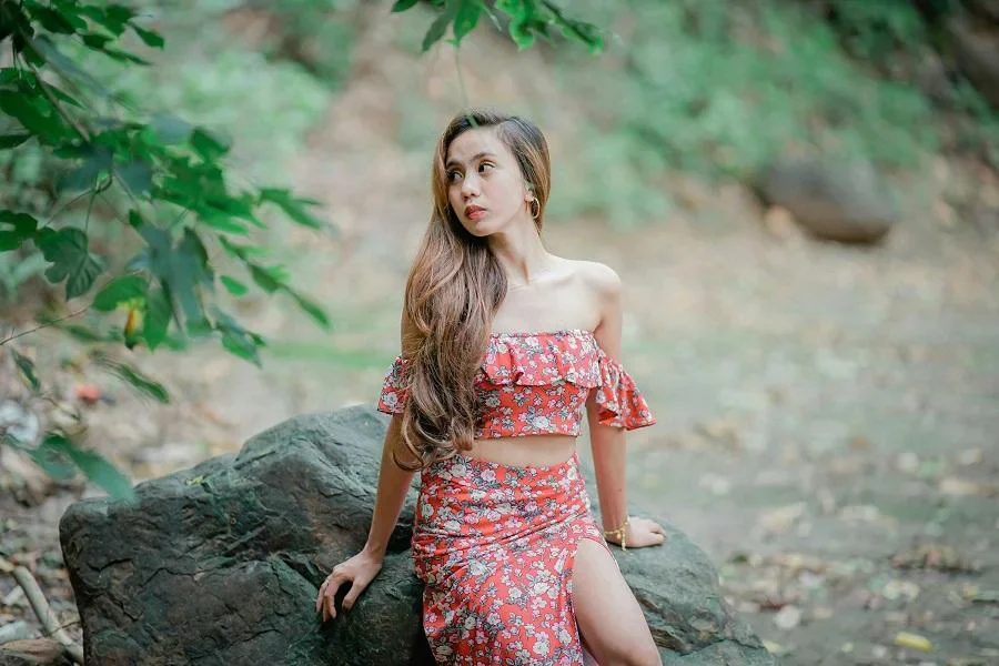 Eine Frau im rot-weißen Blumenkleid