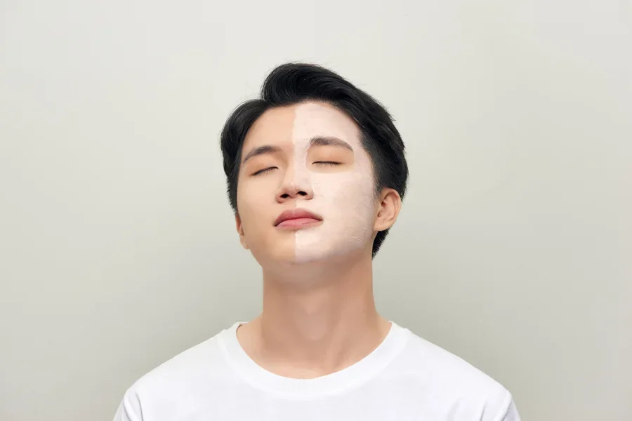 Um belo asiático com uma máscara facial