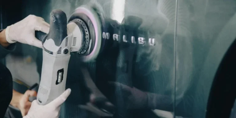 Une personne polissant une voiture