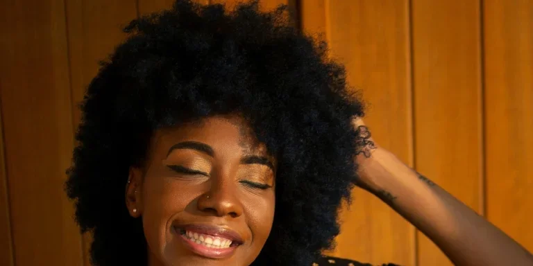 Eine lächelnde Frau mit Afro-Haar