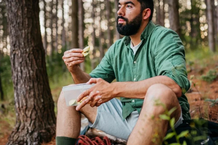 Istirahat sejenak untuk menikmati camilan di hutan