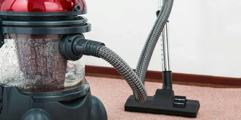 Un aspirateur avec un dessus rouge
