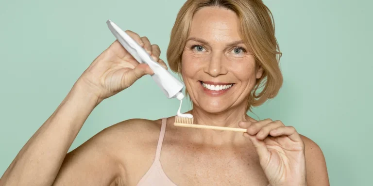 Une femme va se brosser les dents.