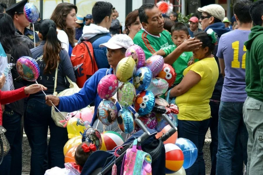 Erwachsene stehen Schlange und tragen Ballons