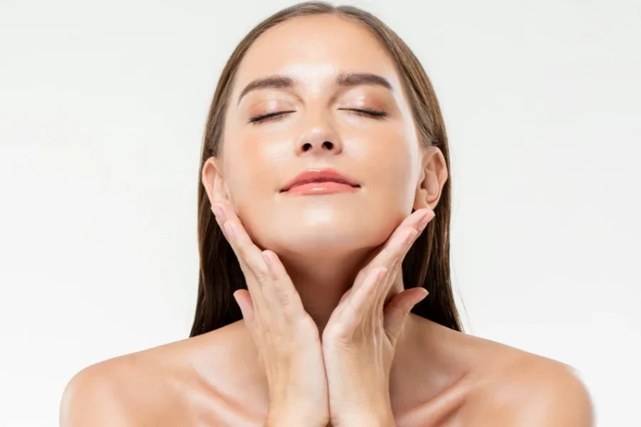 Сыворотка Bakuchiol осветляет кожу, придавая ей сияние