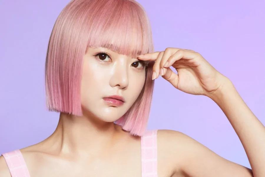 Retrato de belleza de una joven asiática con cabello rosado.