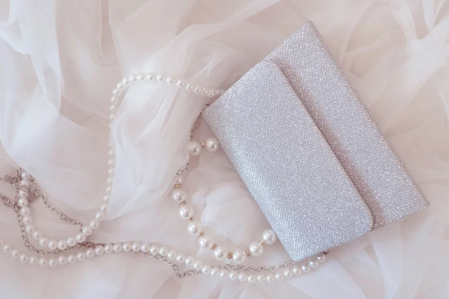 Сумка с драгоценными камнями и жемчугом