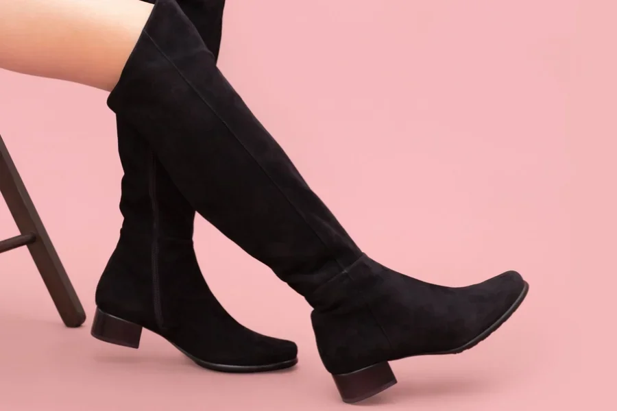 Schwarze Overknee-Stiefel aus Wildleder