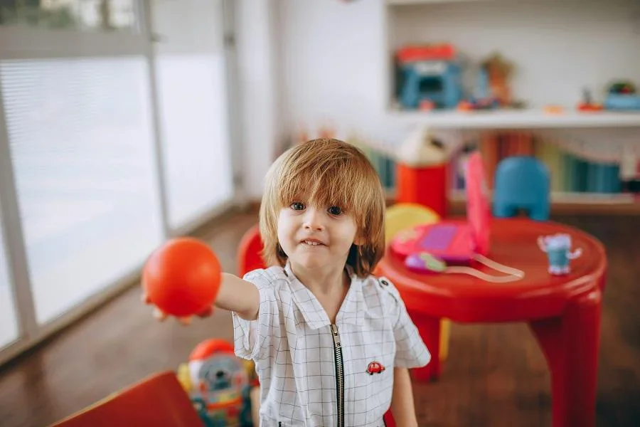 Blonder Junge im Kindergarten