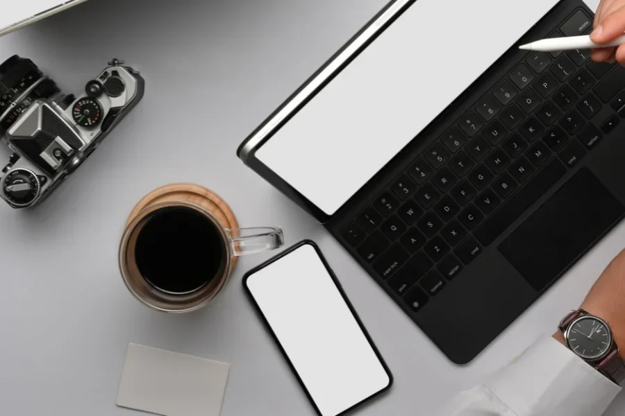 Kamera, iPhone, dan iPad siap untuk alur kerja transfer file yang cepat