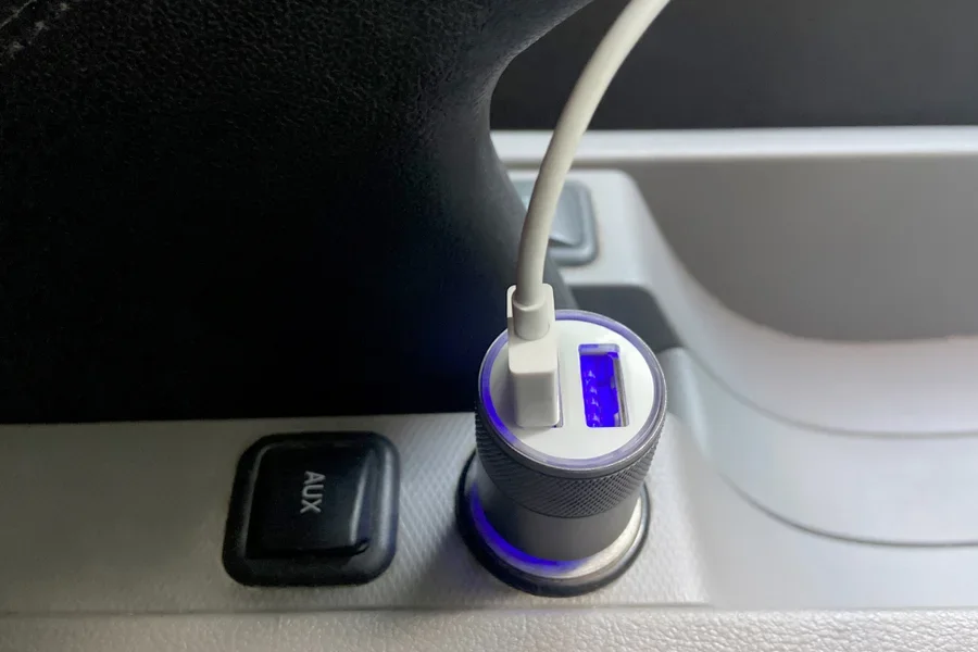 Ladekabel für Smartphones mit USB-Anschluss im Auto verbunden