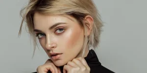 Chic short hairstyle adds volume and texture to thin hair