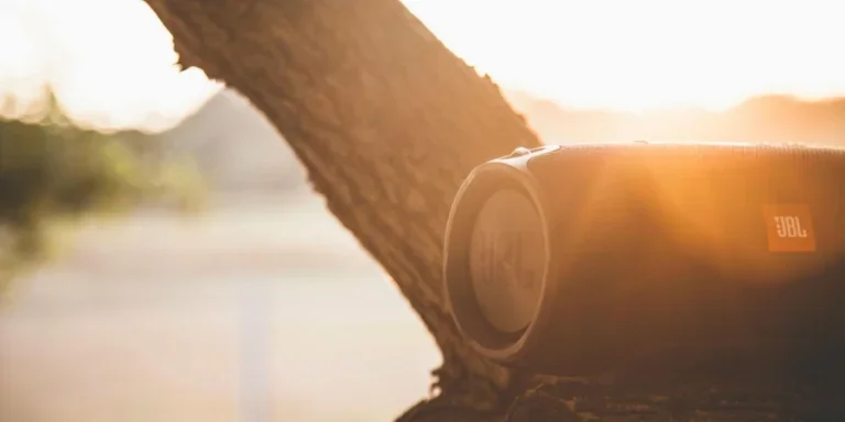 Fotografi Close Up Speaker JBL Hitam