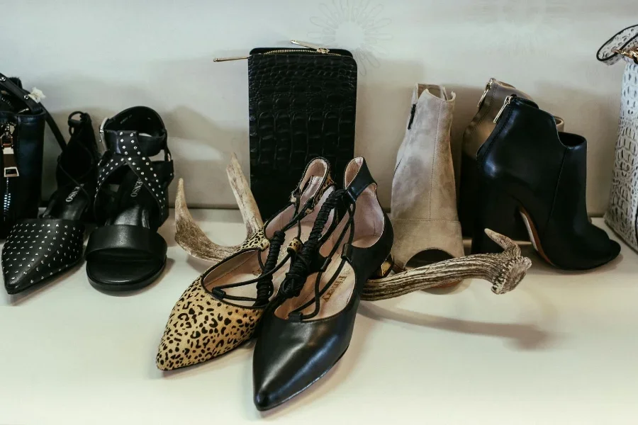 Nahaufnahme von Damenschuhen und Handtaschen