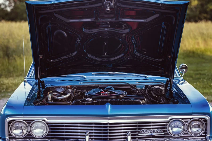 Nahaufnahme eines blauen Chevrolet Caprice von 1966 mit geöffneter Motorhaube. Klassisches Oldtimer-Auto