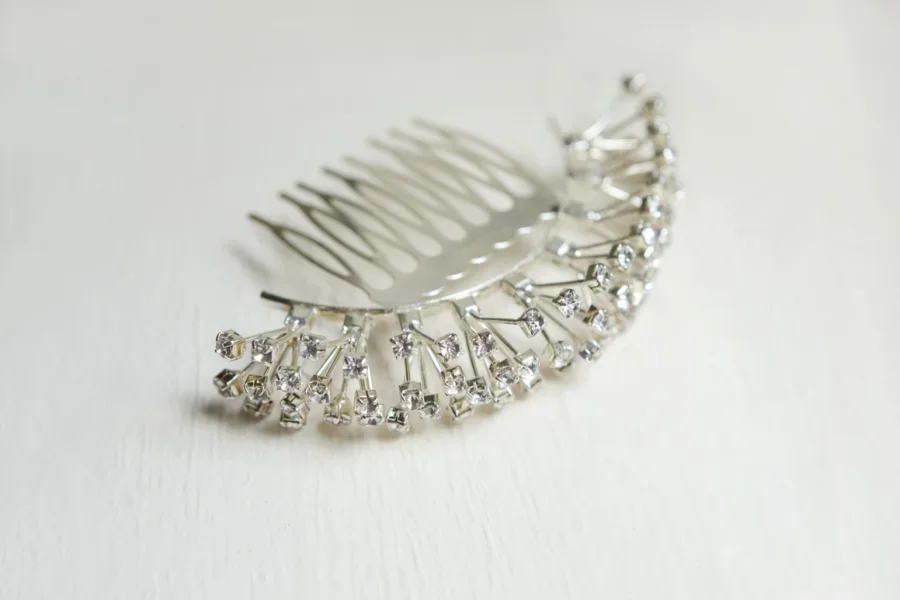 Крупный план украшенного драгоценными камнями аксессуара для волос.