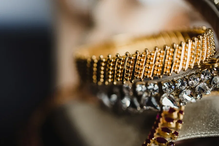 Крупный план украшенных драгоценными камнями аксессуаров