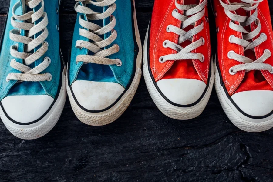 Nahaufnahme von bunten Vintage-Sneakers mit abgenutzten weißen Schnürsenkeln