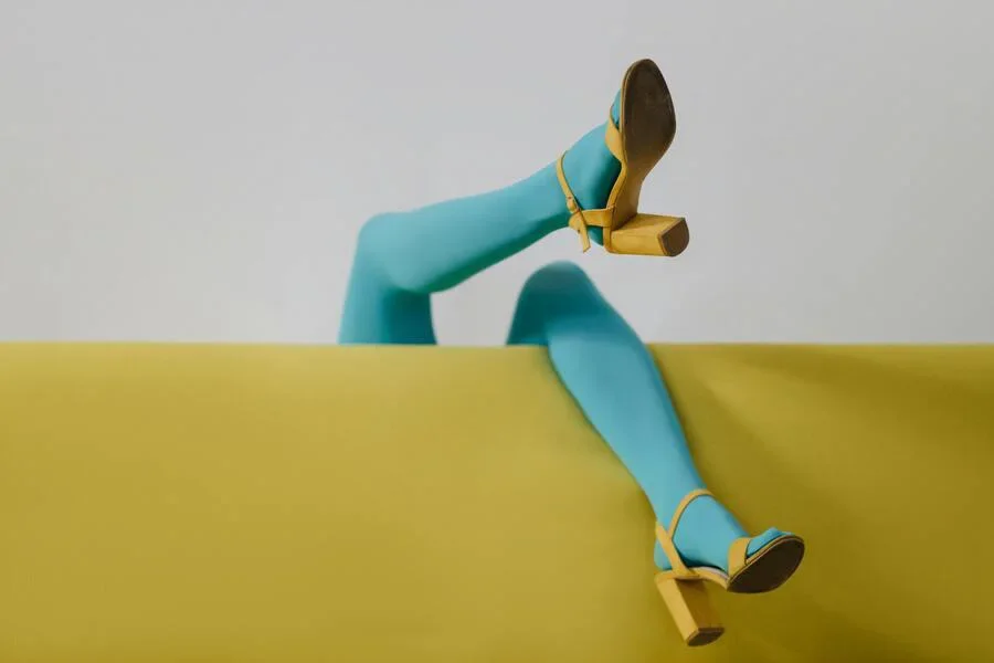 Primer plano de medias azules y sandalias amarillas.