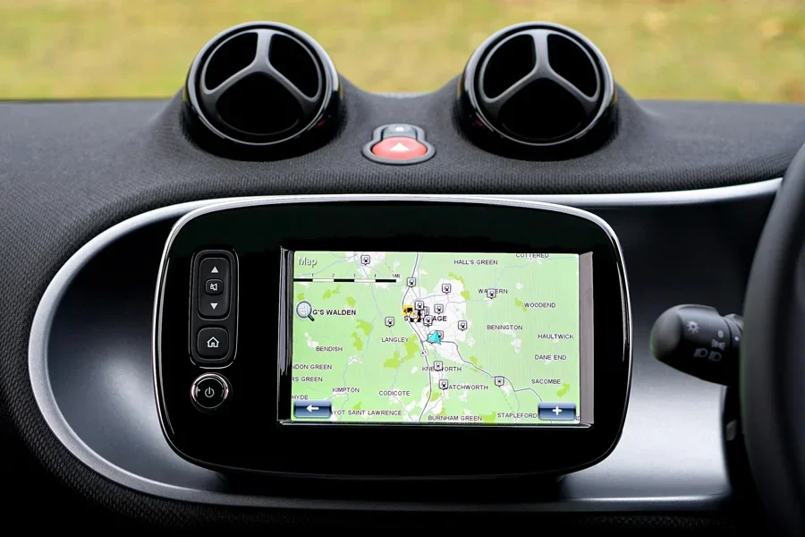 Nahaufnahme eines modernen Auto-Armaturenbretts mit einer GPS-Karte zur Navigation