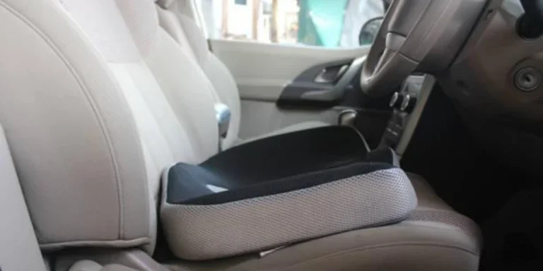 Cojín de espuma viscoelástica para el coxis en el asiento del conductor del automóvil