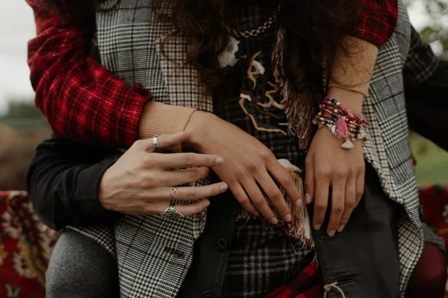 Pasangan Mengenakan Pakaian Bohemian di Lapangan