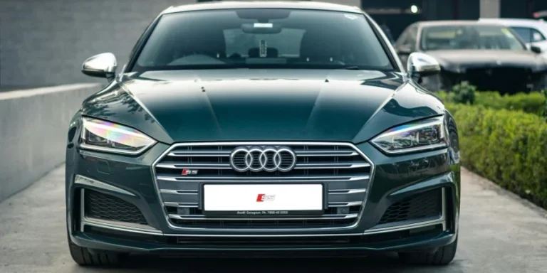 Vue avant élégante de l'Audi S5 présentant un design moderne et des caractéristiques sportives à la lumière du jour
