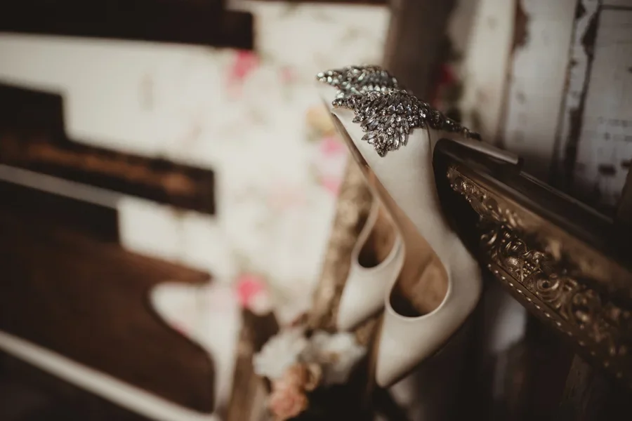 Элегантные туфли, украшенные драгоценными камнями сзади