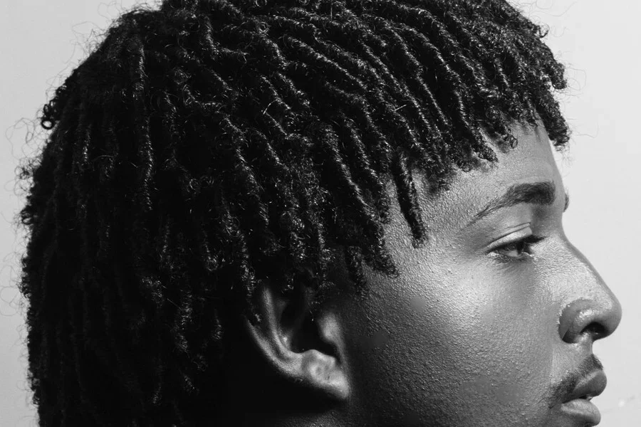 Лицо мужчины с текстурированными волосами