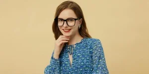 Модная женщина в очках улыбается