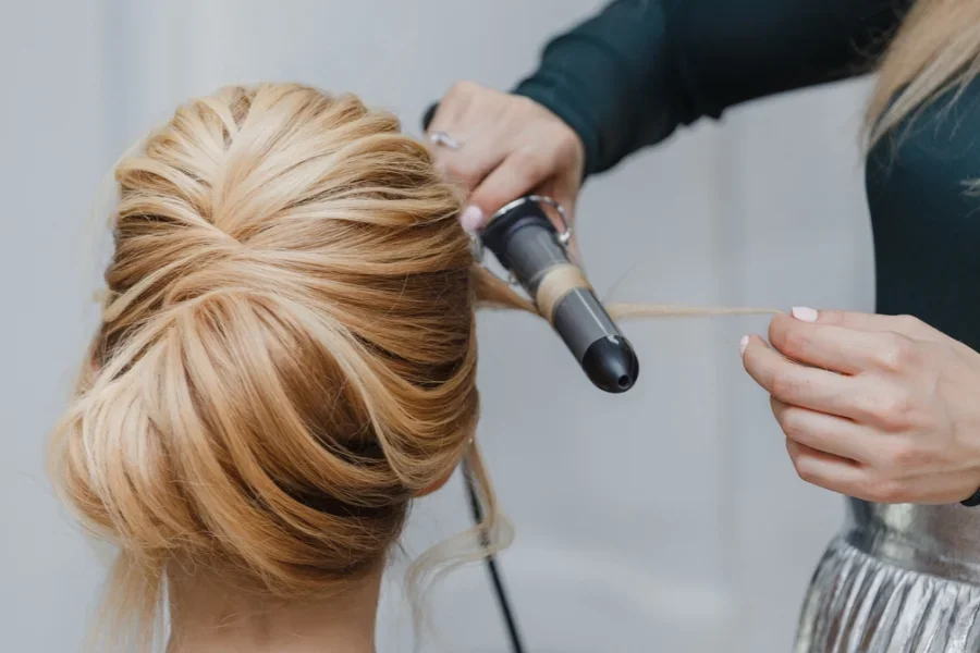 El rizador de cabello agrega volumen para peinados recogidos elegantes y estilizados.