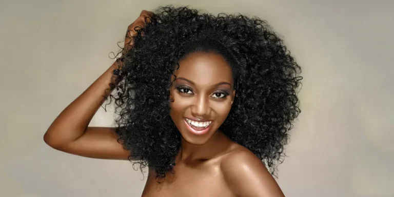 Счастливая женщина с черными кудрявыми волосами