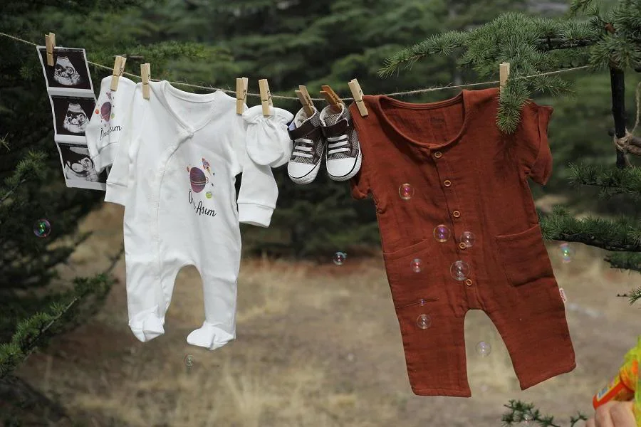 Wäsche hängt an einer Schnur