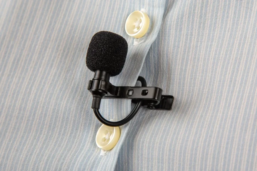 Micrófono de solapa que se sujeta a la camisa para disfrutar de un audio claro y con manos libres