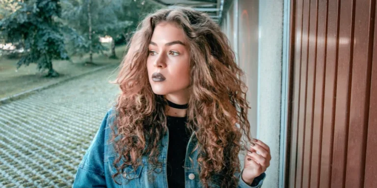 Cheveux longs bouclés et rouge à lèvres foncé