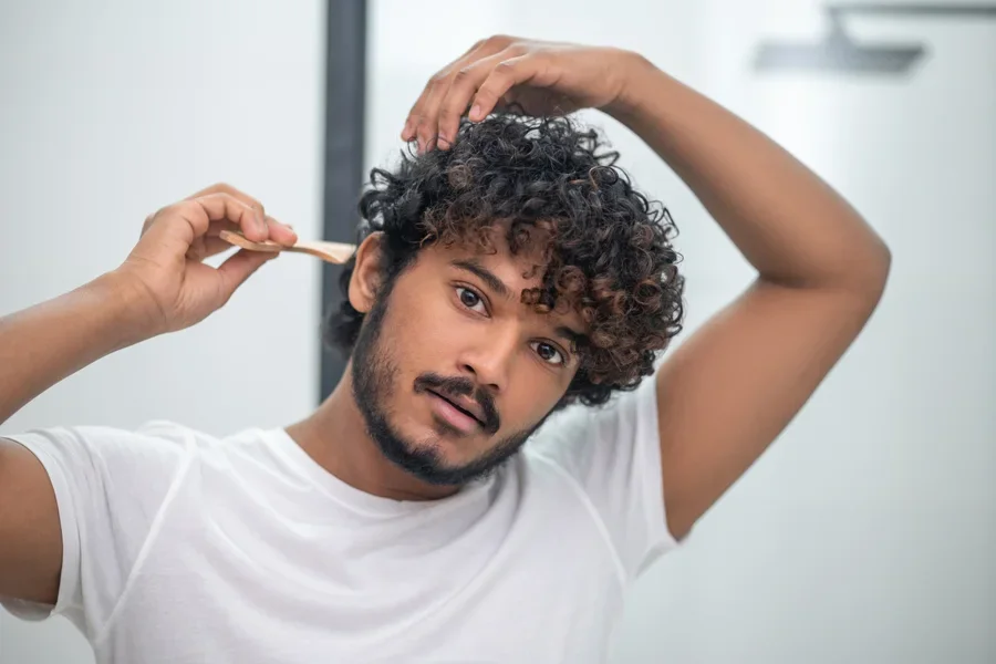 Mann stylt einen Wolfsschnitt