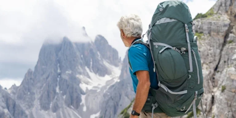 Hombre con mochila en las montañas