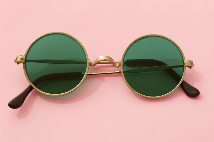 Metallic-frame sunglasses with exquisite design details.