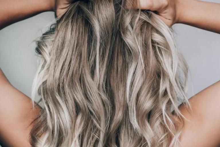 Mèches blond cendré : guide complet pour des tons froids