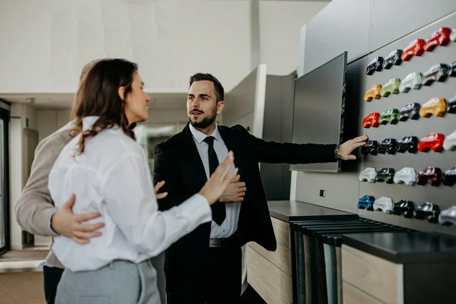 Menschen bewundern gemeinsam Miniaturautos in einem Auto-Sammlerladen