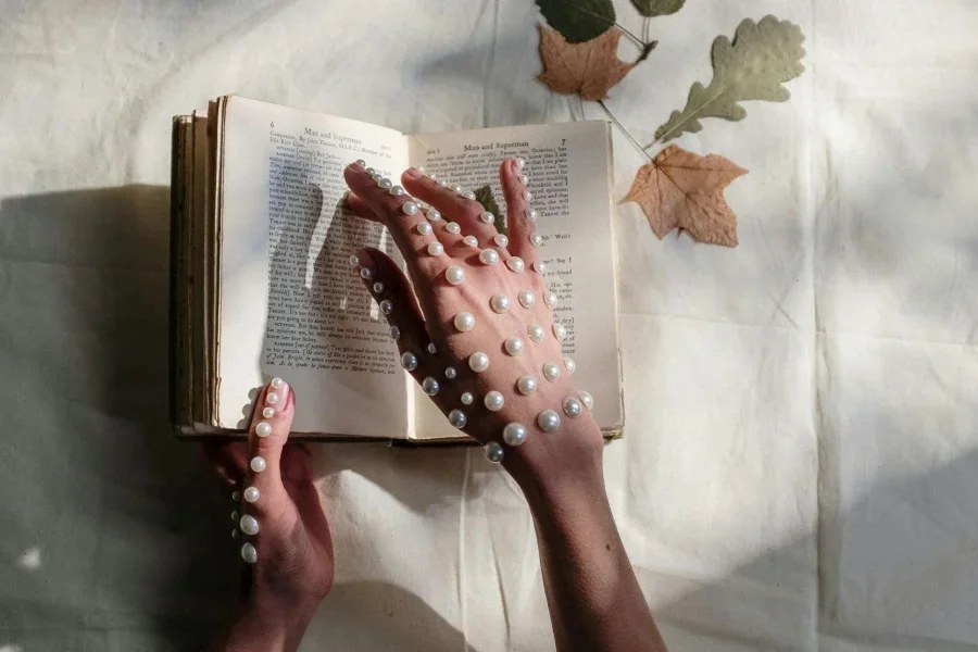 Orang yang Memegang Buku