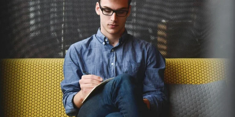 Persona con chaqueta vaquera azul sentada en una silla