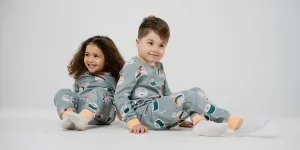 Hermanos sentados con overoles