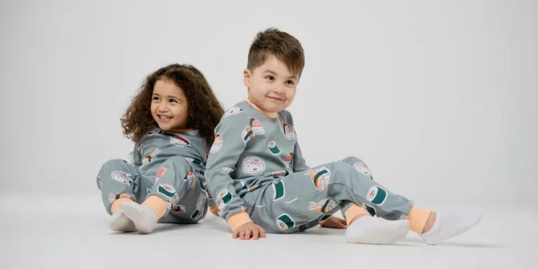 Hermanos sentados con overoles