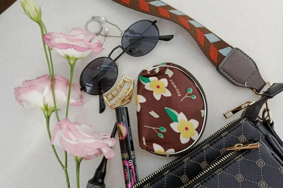 Aksesoris Bergaya dengan Elemen Bunga Flat Lay