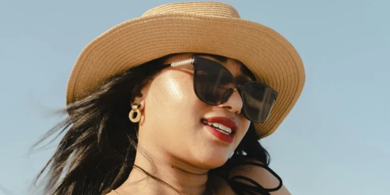 Mujer elegante disfrutando de un día soleado en Bakú