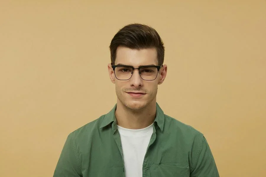 Portrait d'un jeune homme élégant portant des lunettes