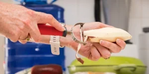 Patate douce pelée par les mains d'une femme