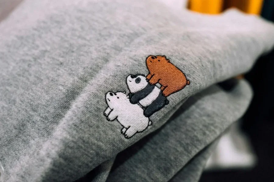 Die Drei-Bären-Figur auf bequemen grauen Jogginghosen