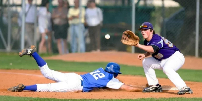 Zwei Männer spielen tagsüber Baseball